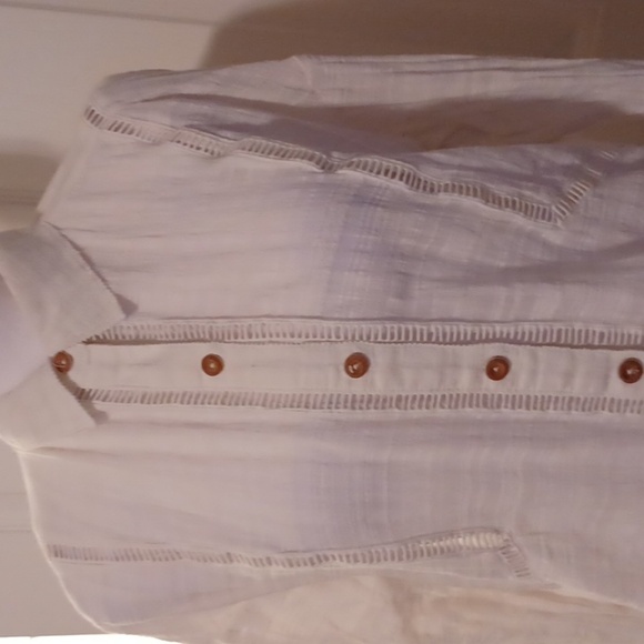 🌺Democracy White Blouse with Tan Buttons - Picture 7 of 10